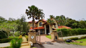 Tiara Golf Villa With Pool
